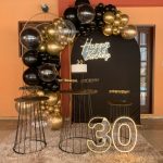 Leia mais sobre o artigo Festa 30 Anos Preta e Dourada Happy Birthday Painel Romano /Oval  Álbum II