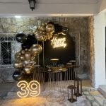 Leia mais sobre o artigo Festa 39 Anos Preta e Dourada Happy Birthday Painel Romano /Oval  Álbum I