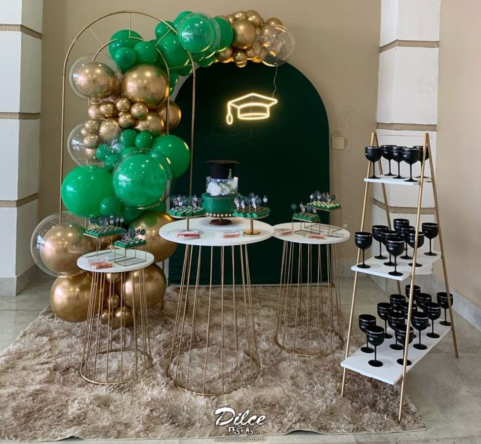 Leia mais sobre o artigo Formatura Verde com Capelo de Led Painel Oval Álbum I