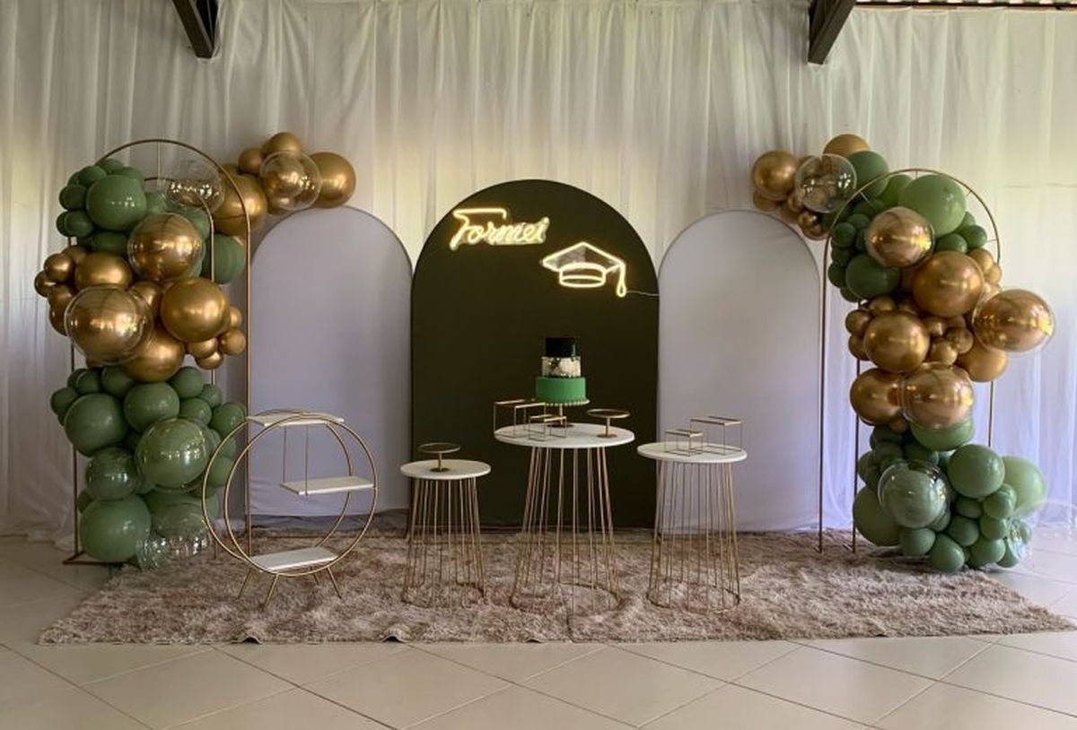 Leia mais sobre o artigo Formatura Painel Romano/Oval Verde Eucalipto – Decoração com Arco Orgânico