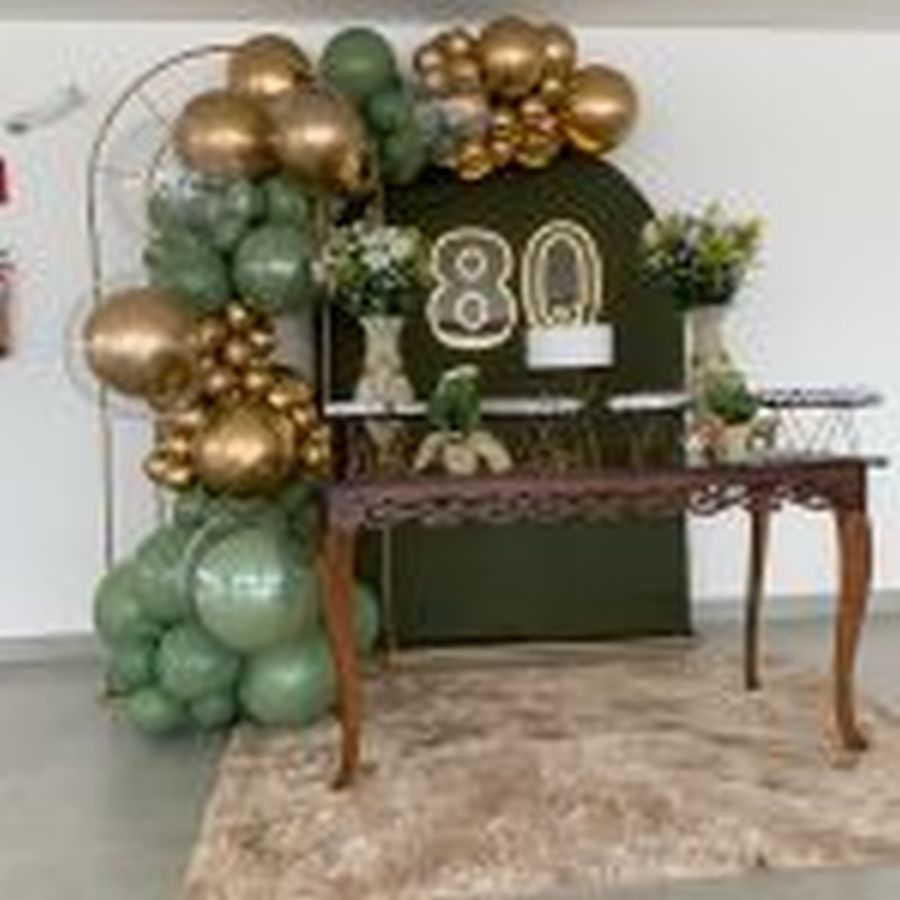 Leia mais sobre o artigo Festa de 80 Anos de Painel Oval/Romano Verde Eucalipto – Decoração com Arco de Balões Orgânico