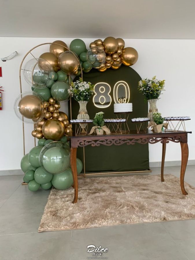 Leia mais sobre o artigo Festa de 80 Anos de Painel Oval/Romano Verde Eucalipto – Decoração com Arco de Balões Orgânico