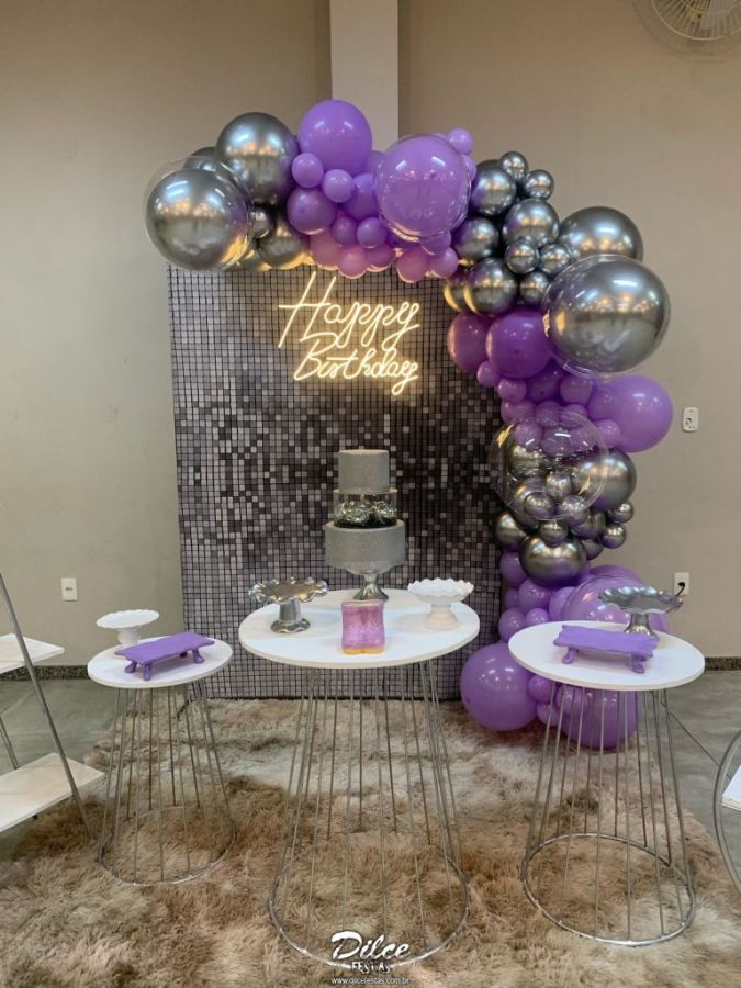 Leia mais sobre o artigo Festa com Painel Glitter Prata E Lilás e Happy Birthday de LED – Decoração com Arco de Balões Orgânico