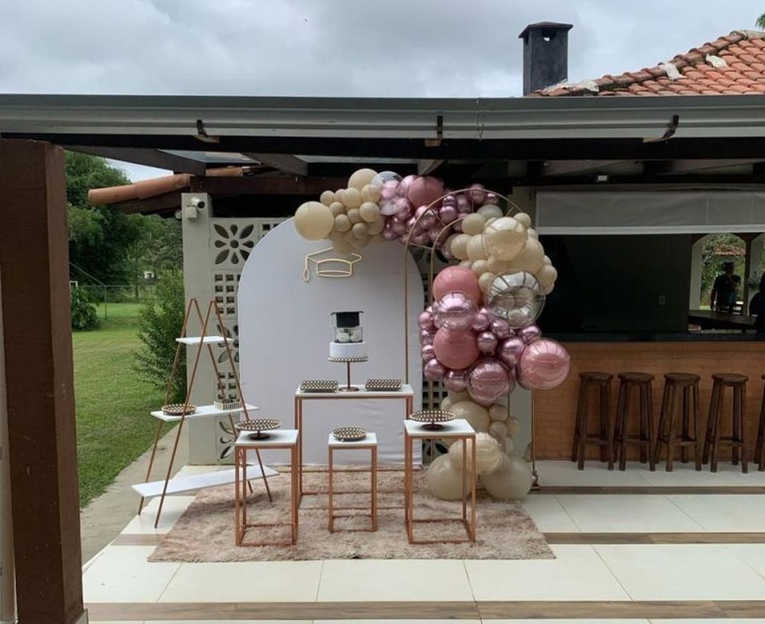 Leia mais sobre o artigo Formatura Painel Oval/Romano Branco com Capelo de Led – Decoração com Arco de Balões Orgânico