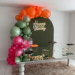 Leia mais sobre o artigo Painel Oval Verde Eucalipto com Happy Birthday de Led – Arco de Baloes Organico