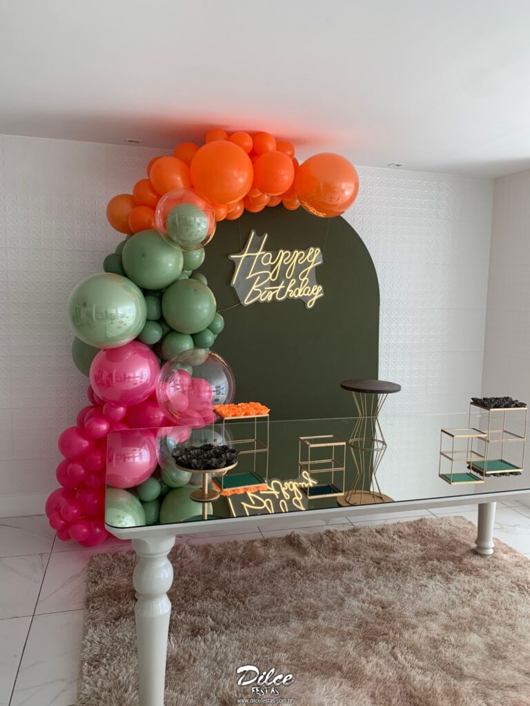 Leia mais sobre o artigo Painel Oval Verde Eucalipto com Happy Birthday de Led – Arco de Baloes Organico