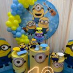 Leia mais sobre o artigo Minions Painel Redondo com Arco Delivery / Pegue e Monte Álbum I