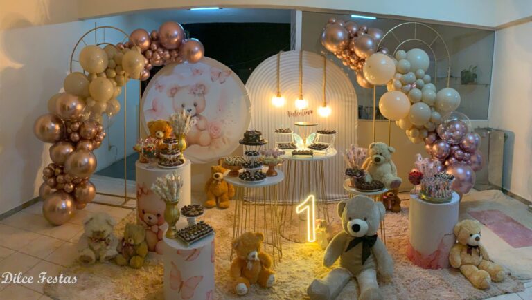 Leia mais sobre o artigo Chá de Bebe Urso Rosa – Painel Ripado Branco Romano – Redondo e Portal – Trabalho de Bolas Com Arco Orgânico