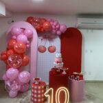 Leia mais sobre o artigo Festa da Cerejinha Com Painel Romano/Oval e Portal – Trabalho de Bolas com Arco Orgânico