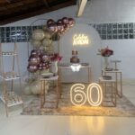 Leia mais sobre o artigo 60 Anos Celebre a Vida de Led e Painel Romano/Oval Off White com Portal – Trabalho de Bolas com Arco Orgânico
