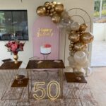 Leia mais sobre o artigo Festa de 50 Anos Oval/Romano Ripado Bege – Adulto – Trabalho de Bolas Com Arco Orgânico