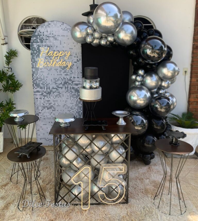 Leia mais sobre o artigo Festa de 15 Anos – Painel Oval Prata de Glitter e Preto – Adulto – Trabalho de Bolas Com Arco Orgânico