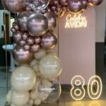 Leia mais sobre o artigo Festa de 80 Anos Painel Ripado Bege – Adulto – Trabalho de Bolas Com Arco Orgânico