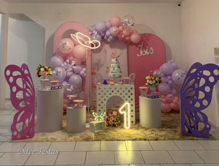 Leia mais sobre o artigo Jardim das Borboletas Painel Oval com Borboleta de Led – Trabalho de Bolas Com Arco Orgânico