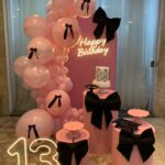 Leia mais sobre o artigo 13 Anos Rosa e Preto Painel Oval com Laço – Trabalho de Bolas Com Arco Orgânico