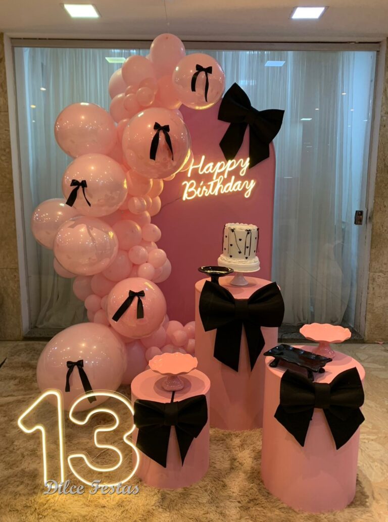 Leia mais sobre o artigo 13 Anos Rosa e Preto Painel Oval com Laço – Trabalho de Bolas Com Arco Orgânico