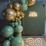 Leia mais sobre o artigo 38 Anos Verde Eucalipto e Dourado – Adulto – Celebre a Vida de Led – Trabalho em Balões com Arco Orgânico