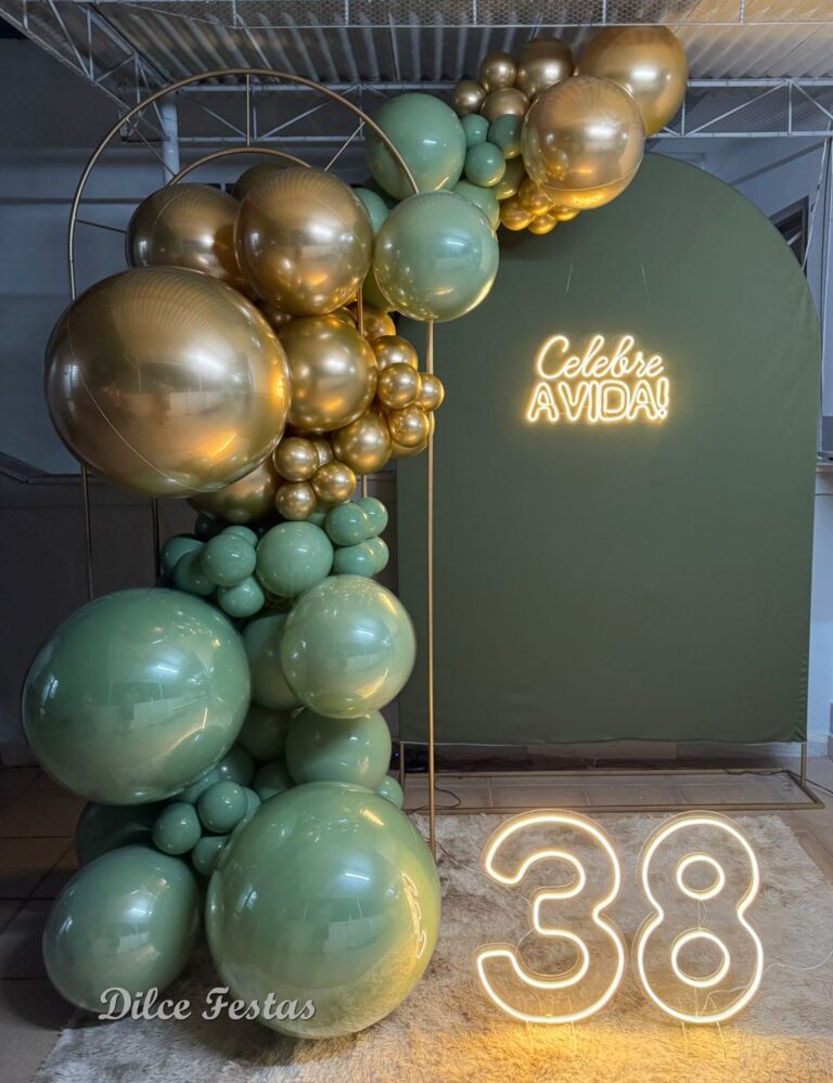 Leia mais sobre o artigo 38 Anos Verde Eucalipto e Dourado – Adulto – Celebre a Vida de Led – Trabalho em Balões com Arco Orgânico