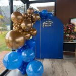 Leia mais sobre o artigo Formatura Azul e Dourado Capelo de Led – Adulto –  Trabalho em Balões com Arco Orgânico