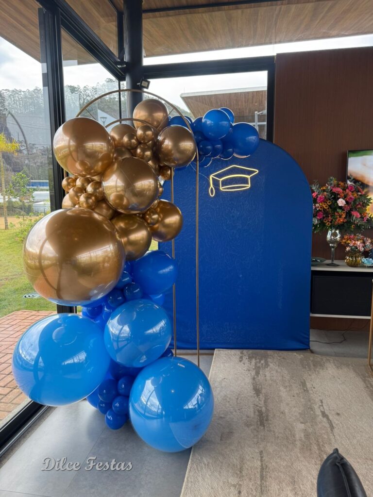 Leia mais sobre o artigo Formatura Azul e Dourado Capelo de Led – Adulto –  Trabalho em Balões com Arco Orgânico