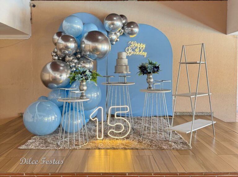 Leia mais sobre o artigo 15 Anos – Adulto – Azul Claro E Prata – Trabalho em Balões com Arco Orgânico