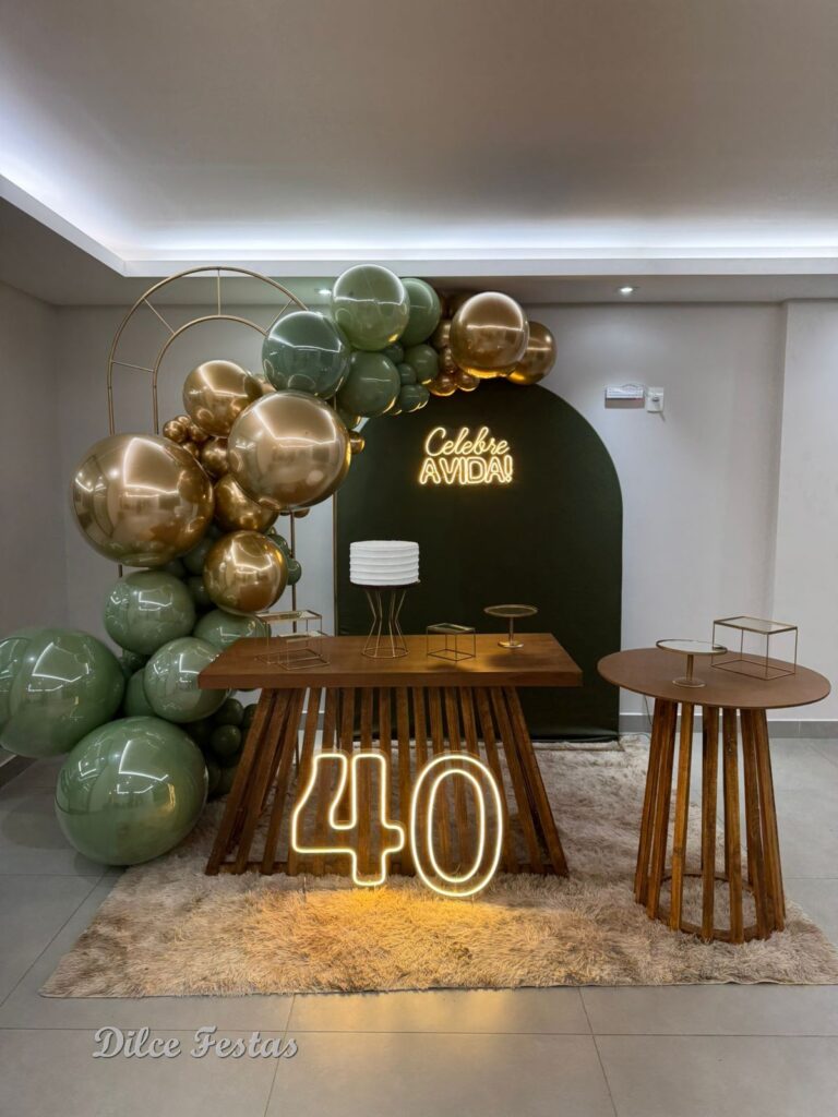 Leia mais sobre o artigo 40 Anos – Adulto – Verde Eucalipto e Dourado – Trabalho em Balões com Arco Orgânico