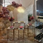 Leia mais sobre o artigo Formatura Painel Romano/Oval Off White – Trabalho em Balões com Arco Orgânico Rose e Bege Areia