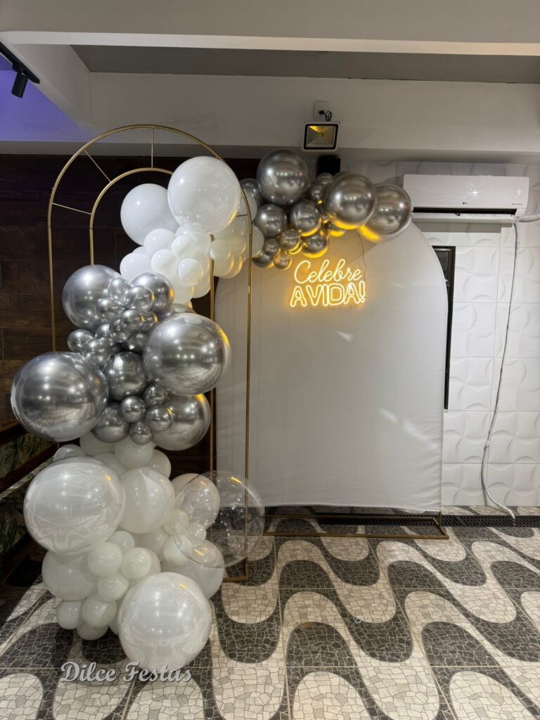Leia mais sobre o artigo Trabalho em Balões com Arco Orgânico – Ano Novo – Celebre a Vida de Led