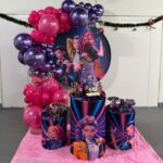 Leia mais sobre o artigo Guerreiras Do KPop Painel Redondo –  Trabalho em Balões com Arco Orgânico