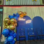 Leia mais sobre o artigo Formatura Azul e Dourado com Capelo e Formei de Led –  Trabalho em Balões com Arco Orgânico