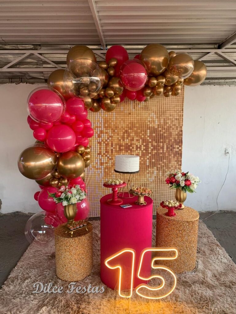 Leia mais sobre o artigo 15 Anos Pink e Dourado – Trabalho em Balões com Arco Orgânico