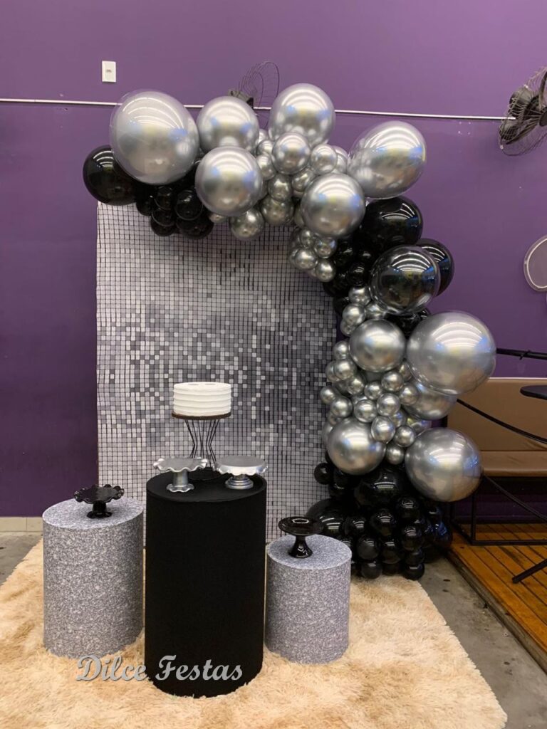Leia mais sobre o artigo Festa com Painel de Glitter Prata – Trabalho em Balões Preto e Prata com Arco Orgânico