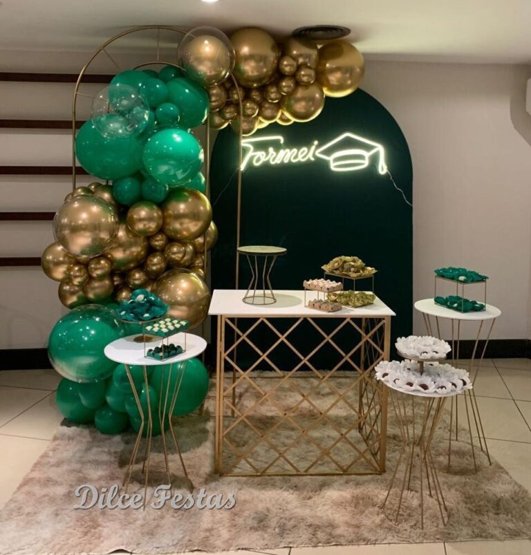 Leia mais sobre o artigo Formatura Painel Romano/Oval Verde e Dourado – Trabalho em Balões com Arco Orgânico