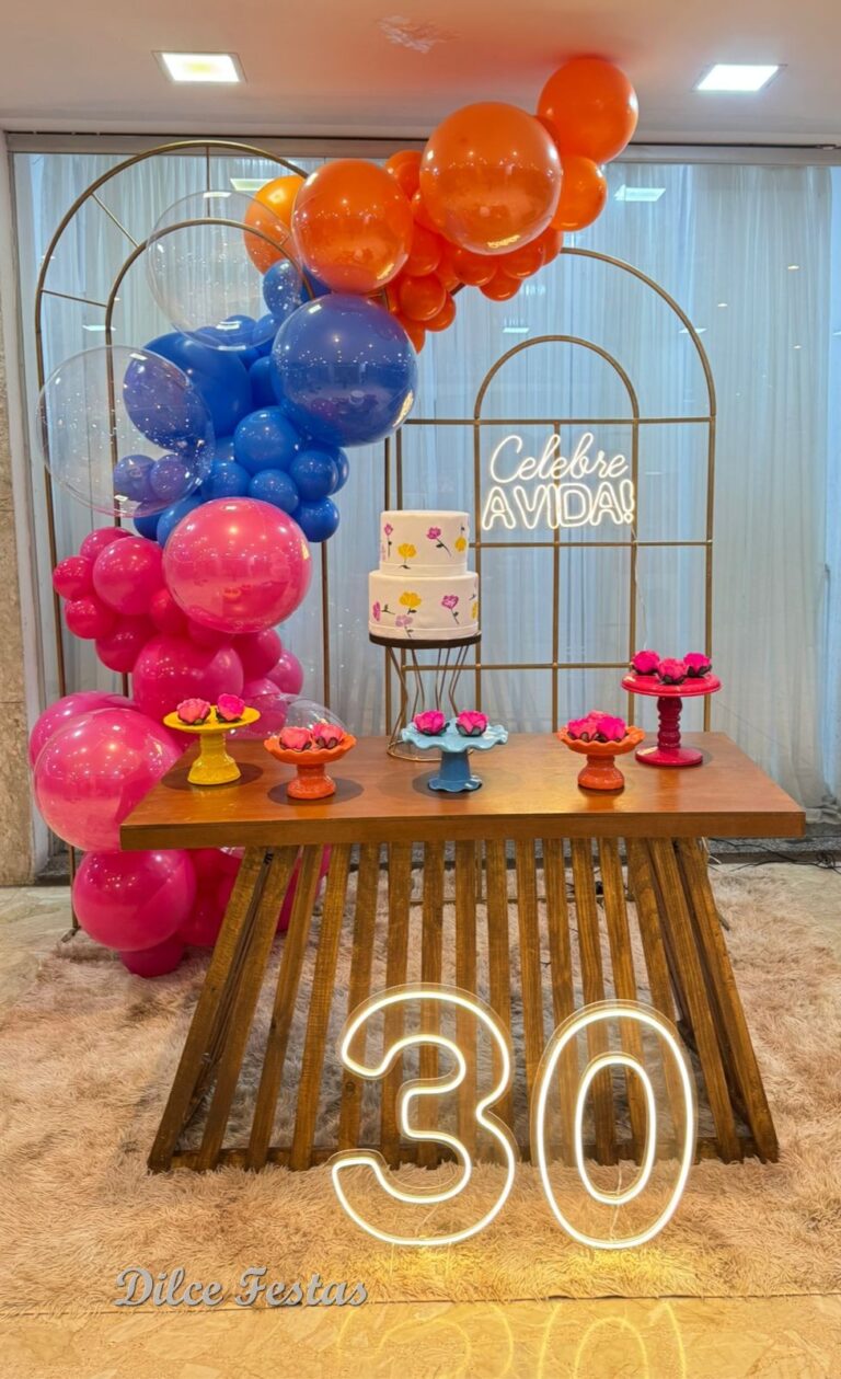 Leia mais sobre o artigo 30 Anos Celebre a Vida e Painel de Janela – Trabalho em Balões com Arco Orgânico