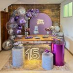 Leia mais sobre o artigo 15 Anos Painel Oval/Romano Lilás e Portal Prata – Trabalho em Balões com Arco Orgânico Violeta e Prata