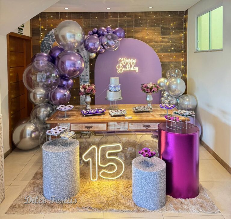 Leia mais sobre o artigo 15 Anos Painel Oval/Romano Lilás e Portal Prata – Trabalho em Balões com Arco Orgânico Violeta e Prata