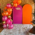 Leia mais sobre o artigo Formatura Painel Oval Pink e Laranja Liso Capelo de Led – Trabalho em Balões com Arco Orgânico