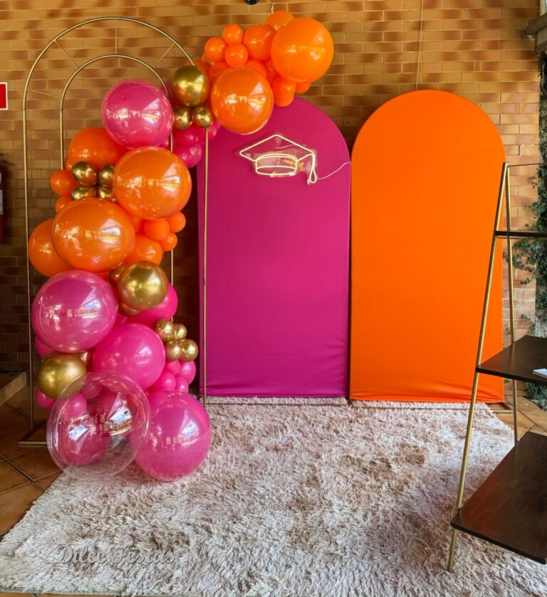 Leia mais sobre o artigo Formatura Painel Oval Pink e Laranja Liso Capelo de Led – Trabalho em Balões com Arco Orgânico