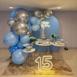 Leia mais sobre o artigo 15 Anos Azul Claro e Prata Painel Oval e Portal – Adulto – Trabalho em Balões com Arco Orgânico