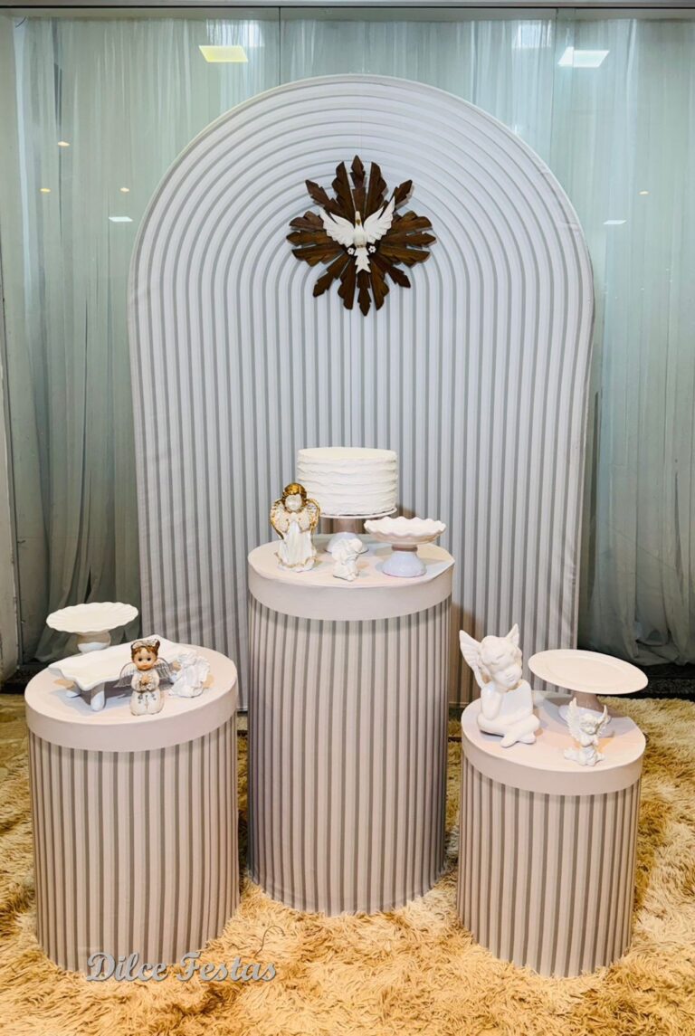 Leia mais sobre o artigo Batizado Painel Oval Branco Ripado E Cilindros Branco Ripado Album I