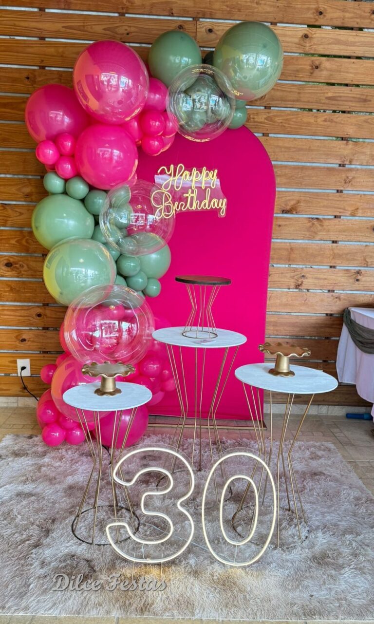 Leia mais sobre o artigo 30 Anos Painel Oval Rosa Pink – Adulto – Trabalho em Balões com Arco Orgânico Verde Eucalipto e Rosa Pink