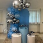 Leia mais sobre o artigo Painel Oval Azul Claro – Decoração em Balões com Arco Orgânico