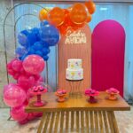 Leia mais sobre o artigo Celebre a Vida Painel Pink e Laranja Ripado Oval – Decoração em Balões com Arco Orgânico