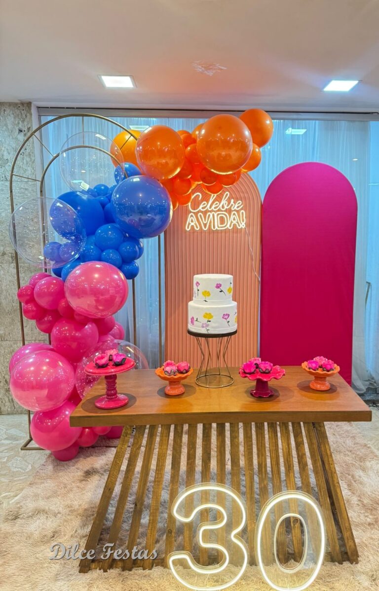 Leia mais sobre o artigo Celebre a Vida Painel Pink e Laranja Ripado Oval – Decoração em Balões com Arco Orgânico