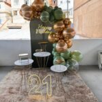 Leia mais sobre o artigo 21 Anos Painel Oval Verde Eucalipto – Decoração em Balões com Arco Orgânico