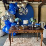 Leia mais sobre o artigo 60 Anos Azul Royal e Prata – Adulto – Decoração em Balões com Arco Orgânico
