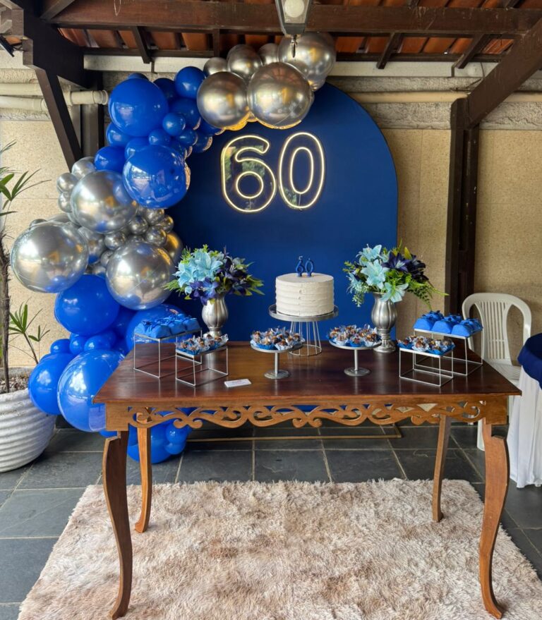 Leia mais sobre o artigo 60 Anos Azul Royal e Prata – Adulto – Decoração em Balões com Arco Orgânico