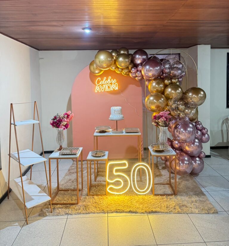 Leia mais sobre o artigo 50 Anos Rose e Dourado – Adulto – Decoração em Balões com Arco Orgânico