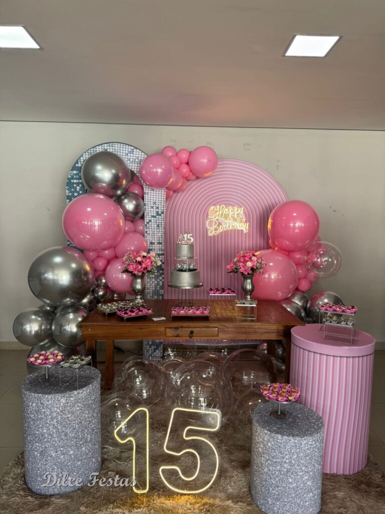 Leia mais sobre o artigo 15 Anos Painel Oval Rosa Ripado – Adulto – Decoração em Balões com Arco Orgânico Rosa e Prata