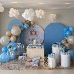 Leia mais sobre o artigo 2 Anos Aviador Painel Especial Redondo Personalizado! – Decoração em Balões com Arco Orgânico Azul e Areia